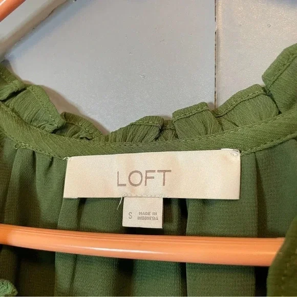 Loft green Flutter Button Tie Neck Top Size small like new - Picture 5 of 10